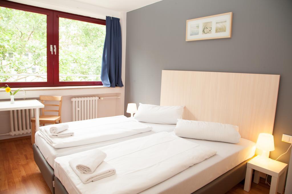 Готель A&O Dusseldorf Hauptbahnhof 2*