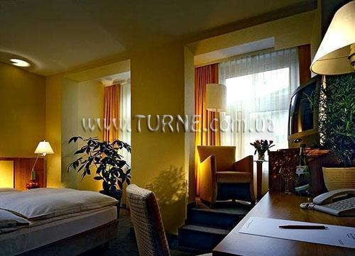 Отель Four Points By Sheraton Central Dusseldorf 4*
