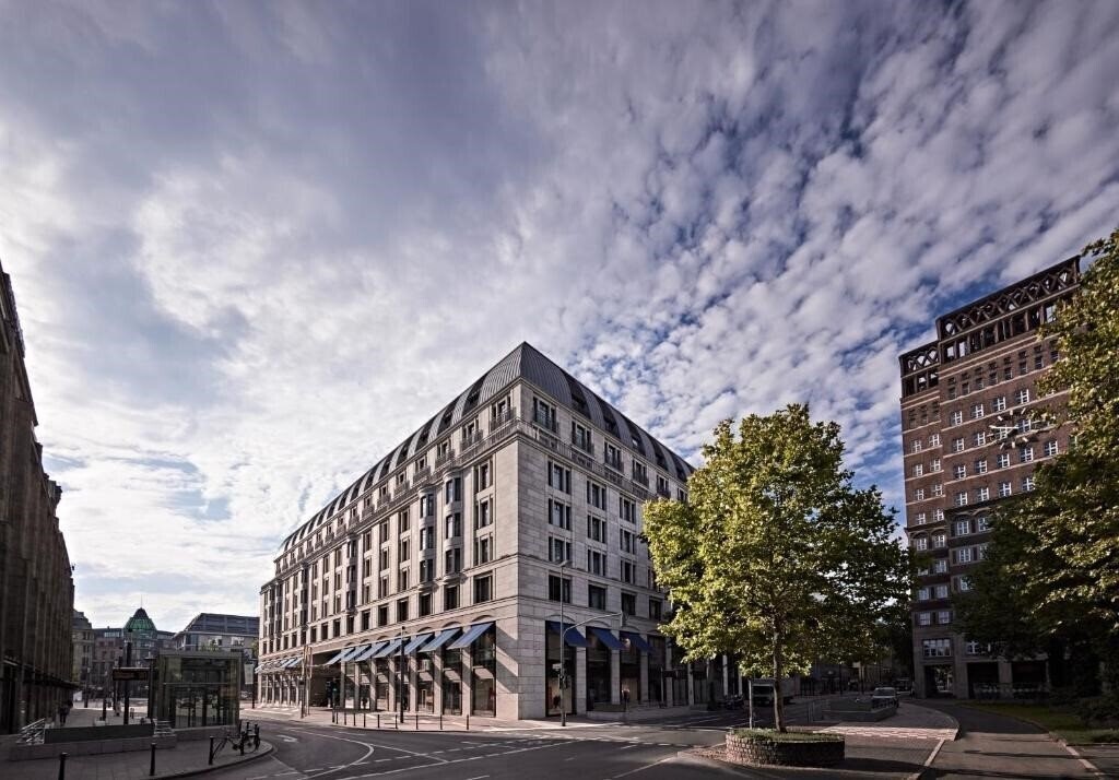 Готель Breidenbacher Hof 5*
