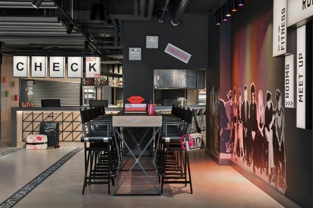 Отель Moxy Duesseldorf City 4*