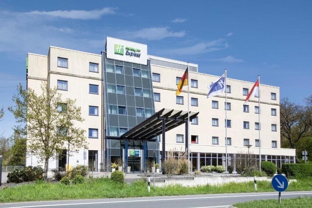Отель Holiday Inn Express Frankfurt Airport 3*