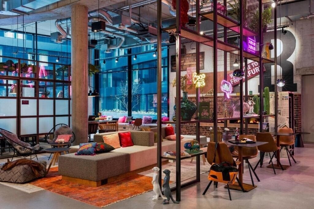 Фото Moxy Frankfurt City Center 3*