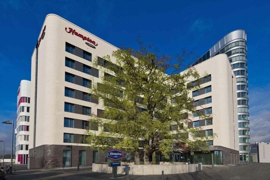 Готель Hampton by Hilton Frankfurt Airport 3*