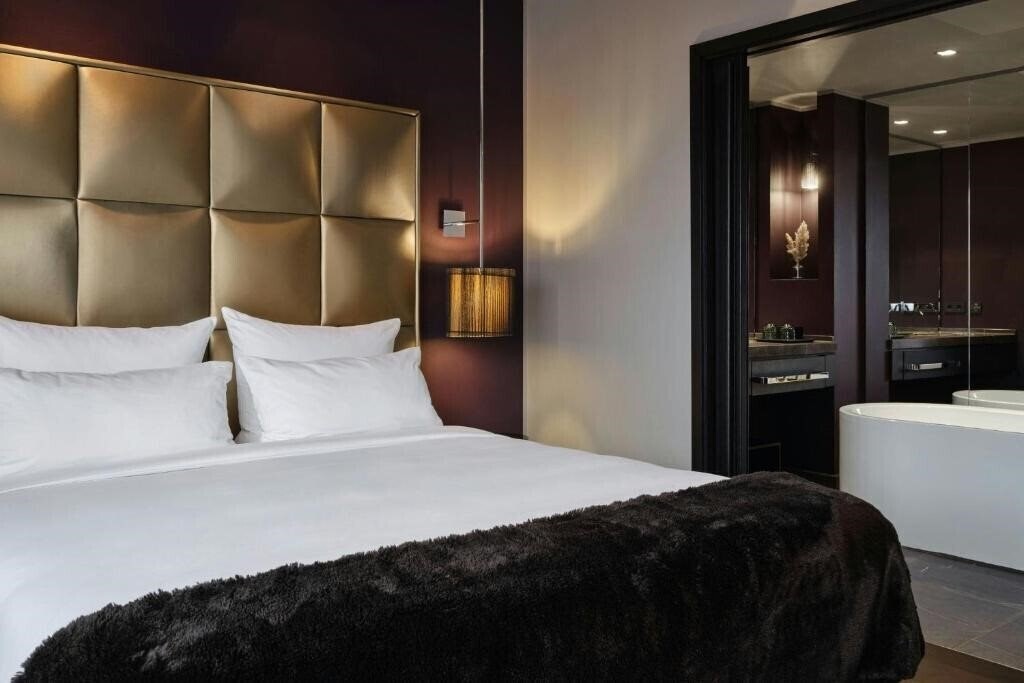 Отель Roomers Frankfurt Central, Autograph Collection 5*