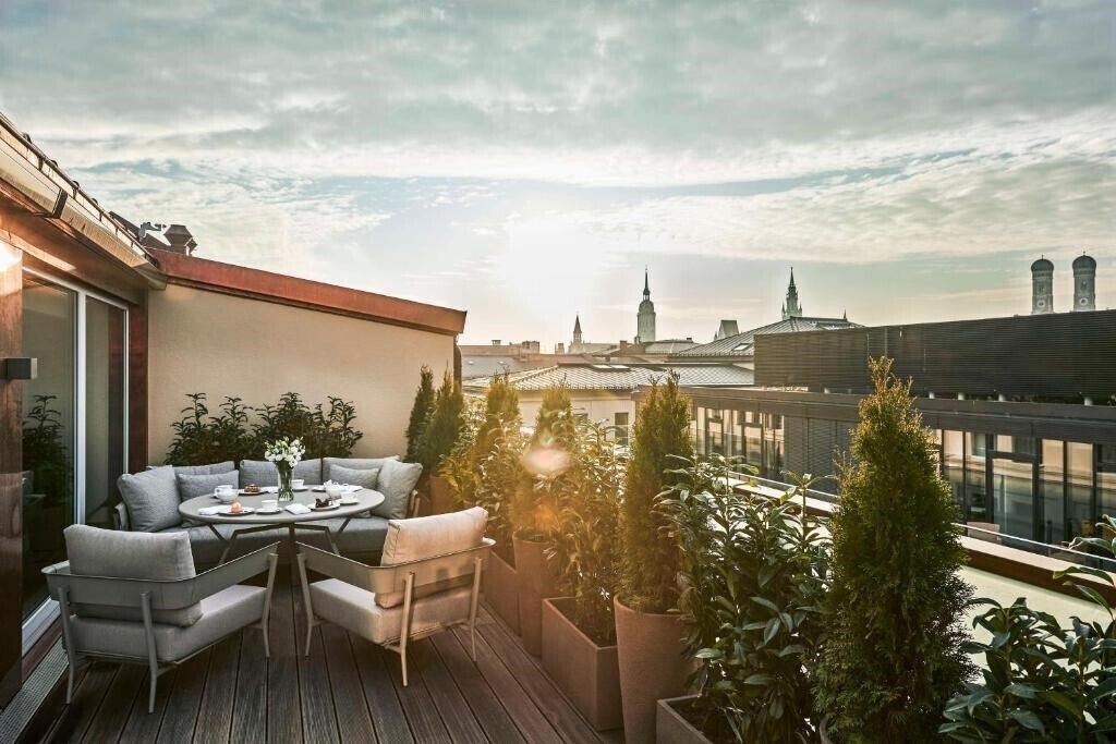 Готель Kempinski Hotel Vier Jahreszeiten 5*