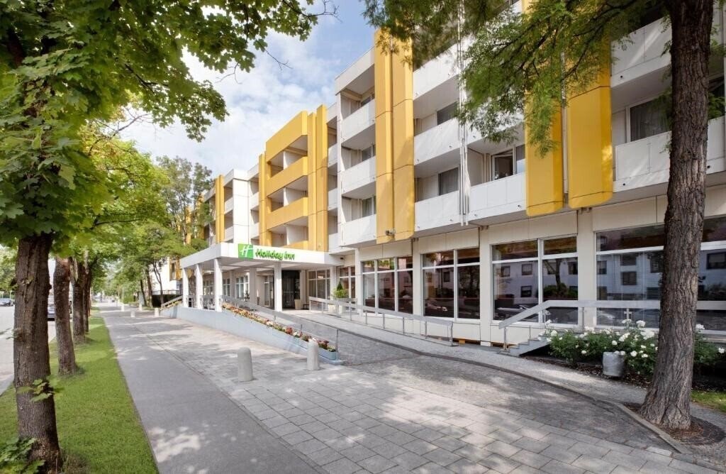 Готель Holiday Inn Munich South 4*