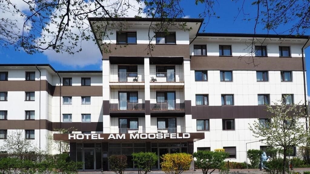 Отель Am Moosfeld 4*