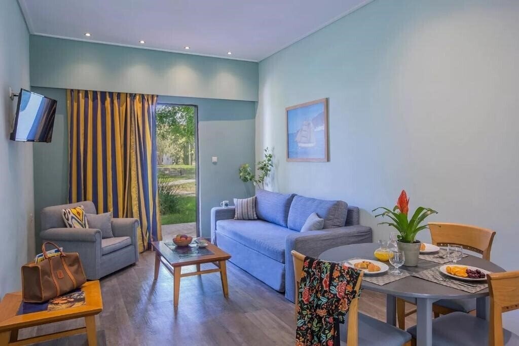 Готель Golden Coast (ex. Golden Coast Apartments) 3*