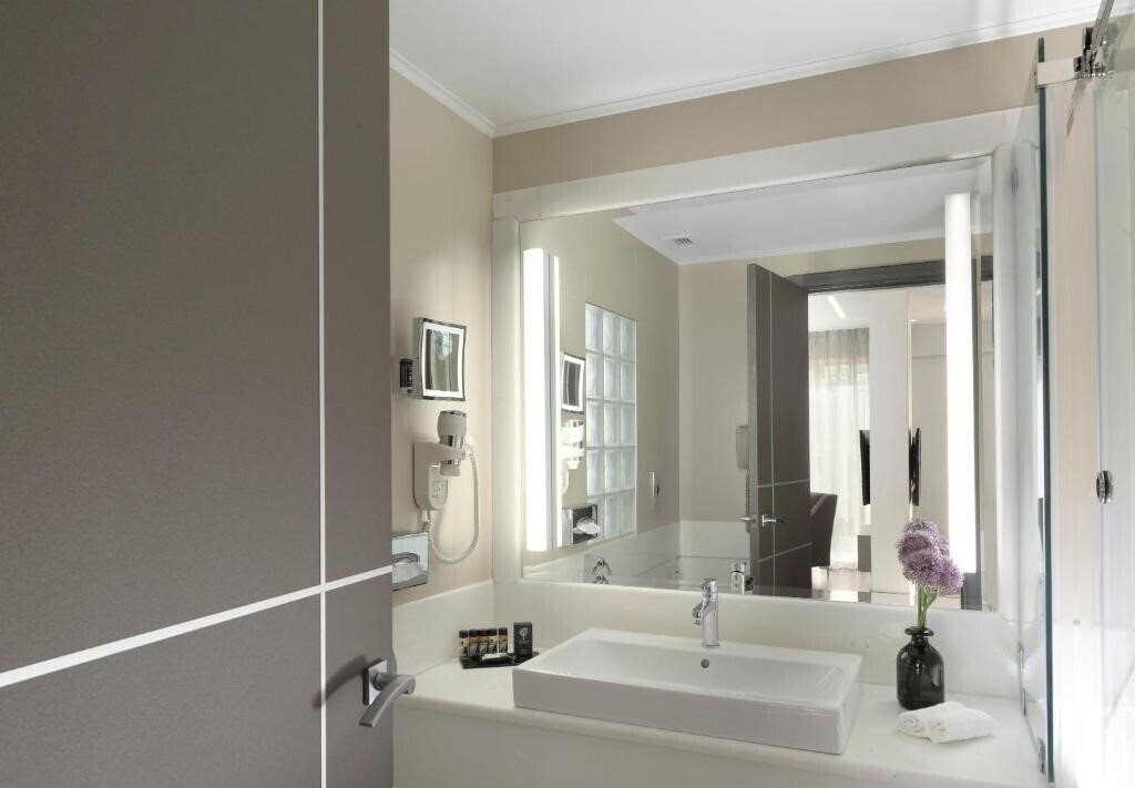 Фотографія Holiday Suites 4*