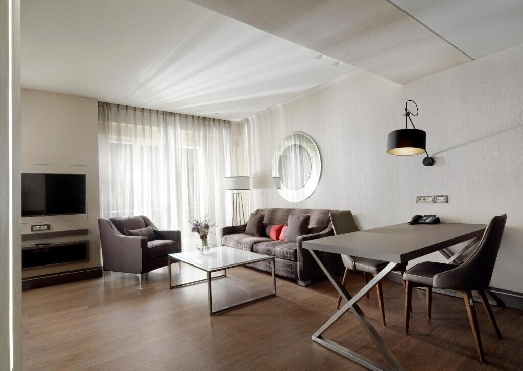 Картинка Holiday Suites 4*