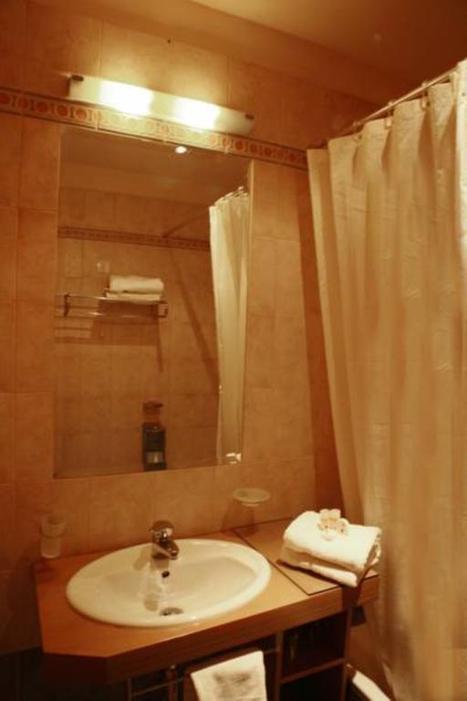 Картинка Ariston 3*