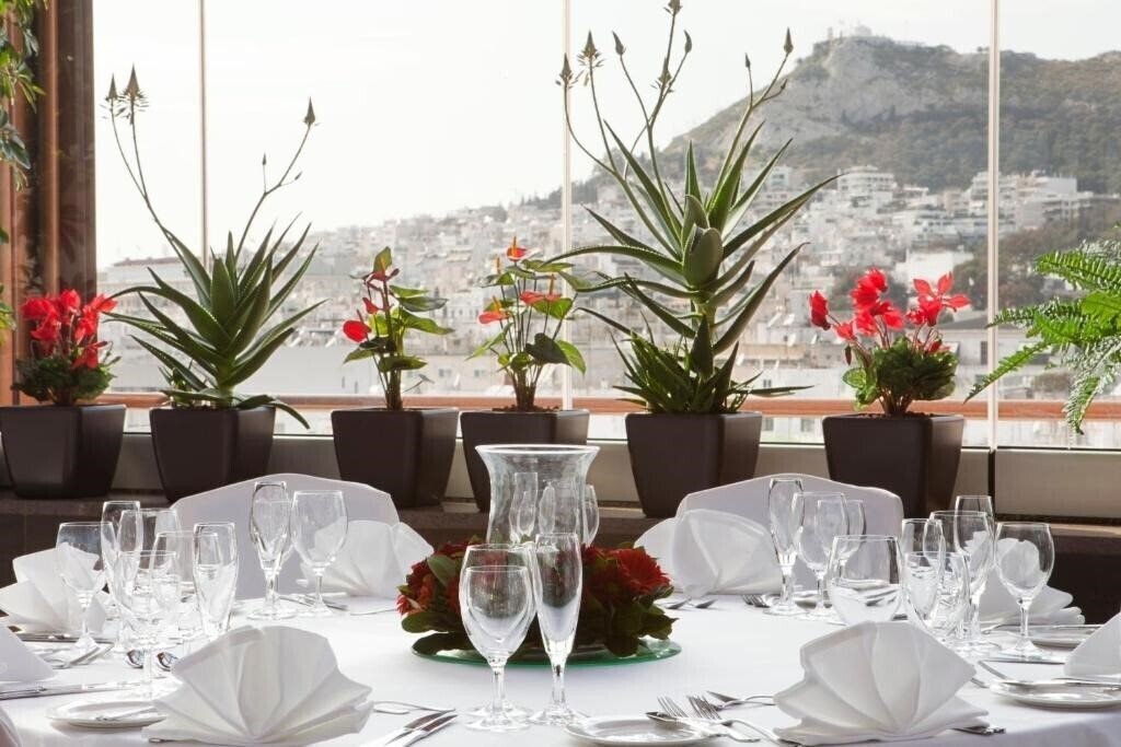 Готель Crowne Plaza City Centre 4*