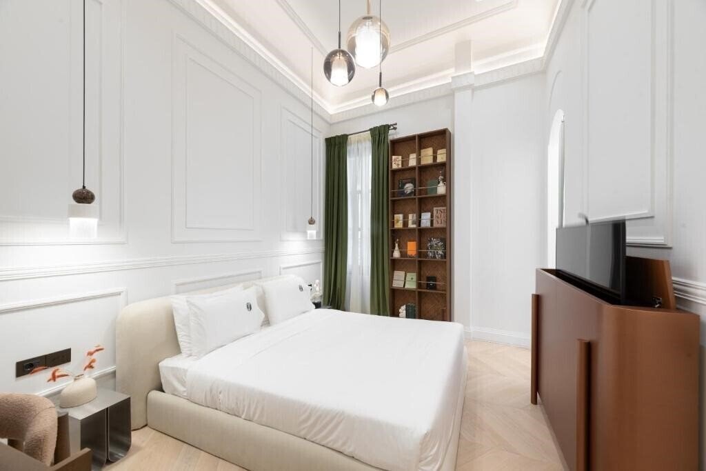 Отель Emerald Suites & Studios 4*