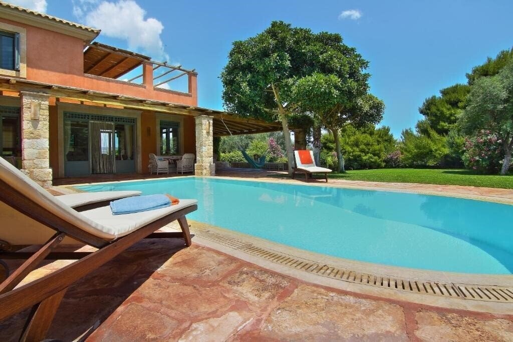 Фото Vouliagmeni Villa 4*