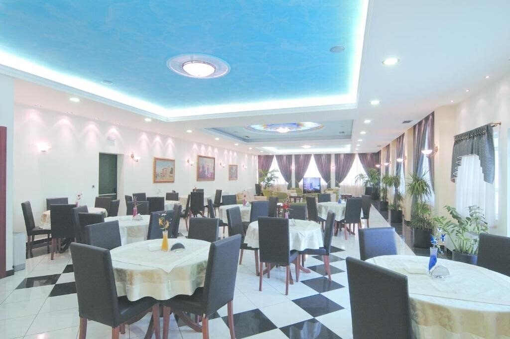 Готель Hotel Platon 3*