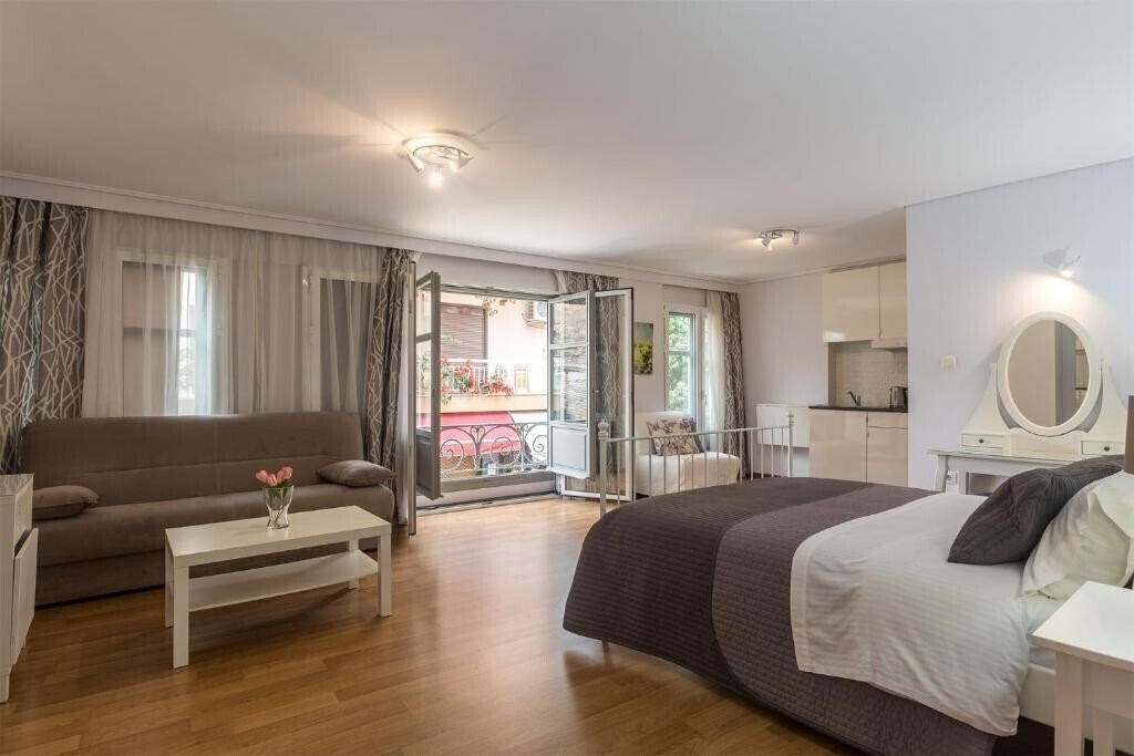 Отель Urbanstay 3*