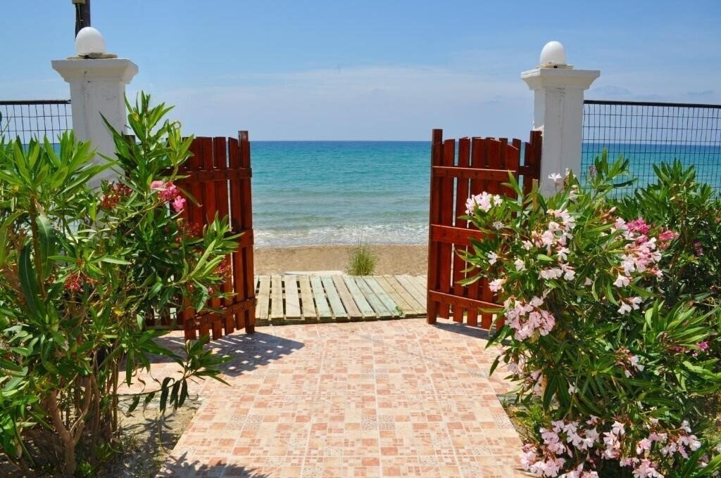 Готель Beachfront Vacation Home Eftichia 3*