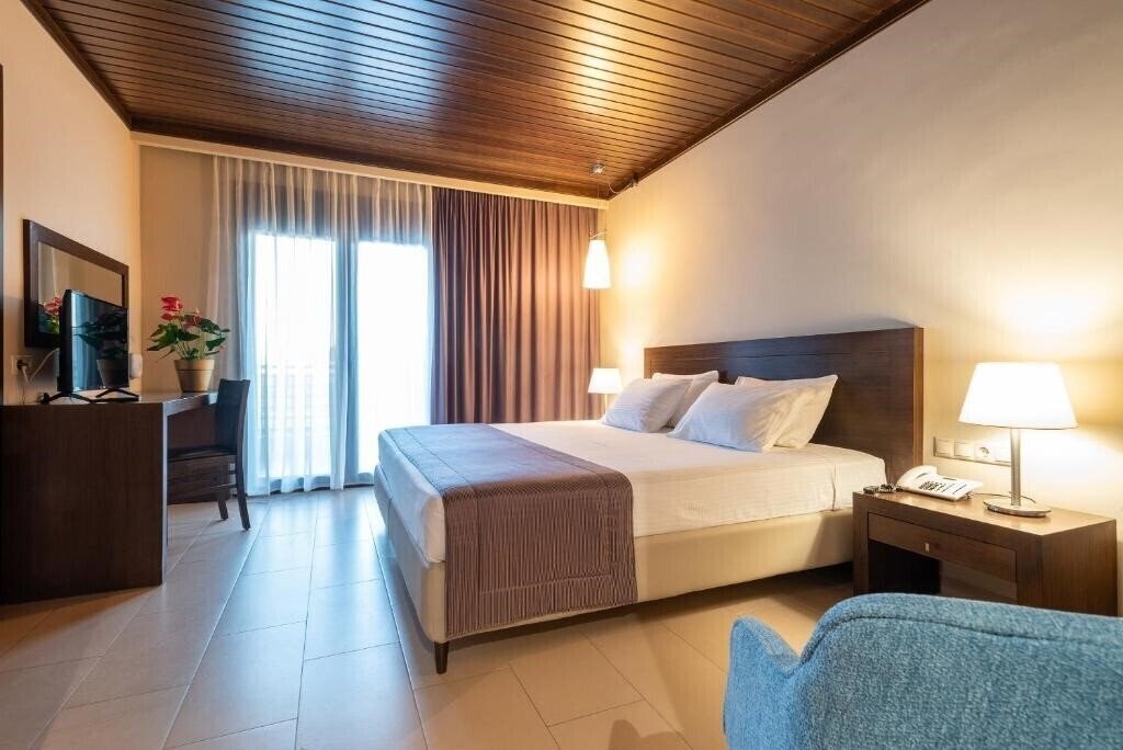 Отель Porto Plaza Beach Resort Hotel 4*