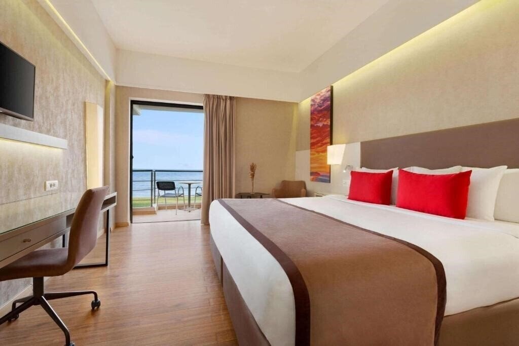 Фото Ramada Plaza by Wyndham Thraki 5*