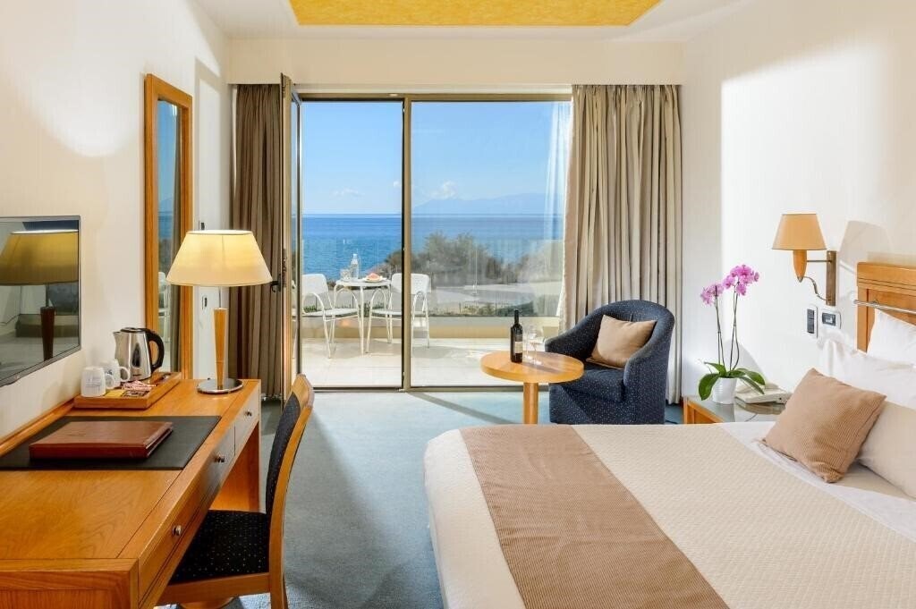Фото Alexander Beach Hotel & SPA 5*