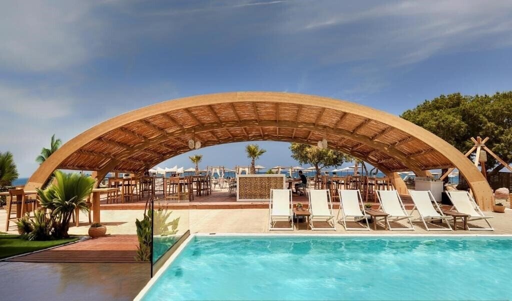 Готель Enorme Teatro Beach 4*