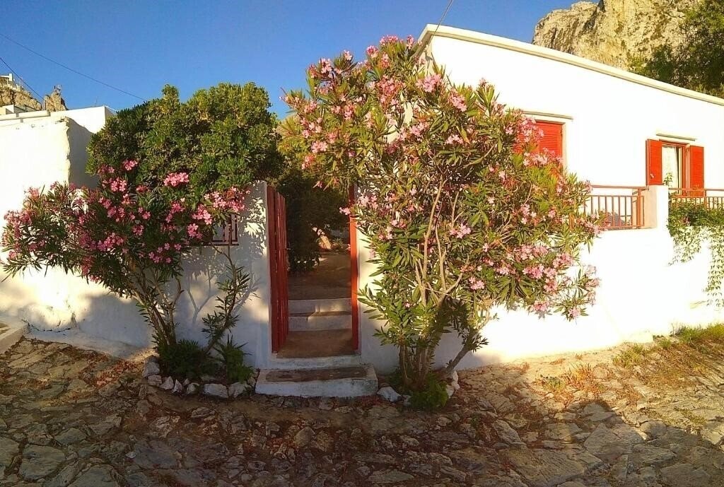 Готель Almond Tree Houses 3*