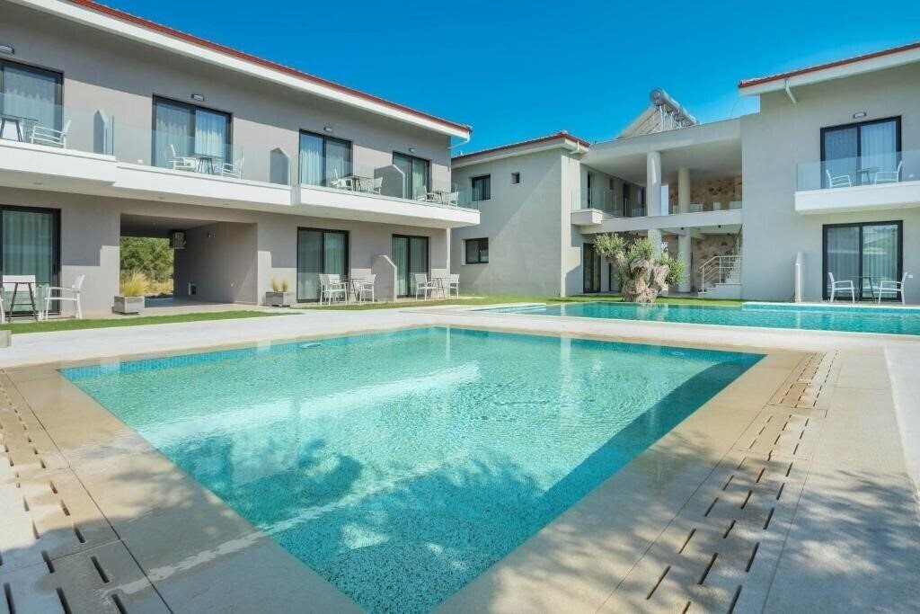 Отель Alexmare Suites 4*