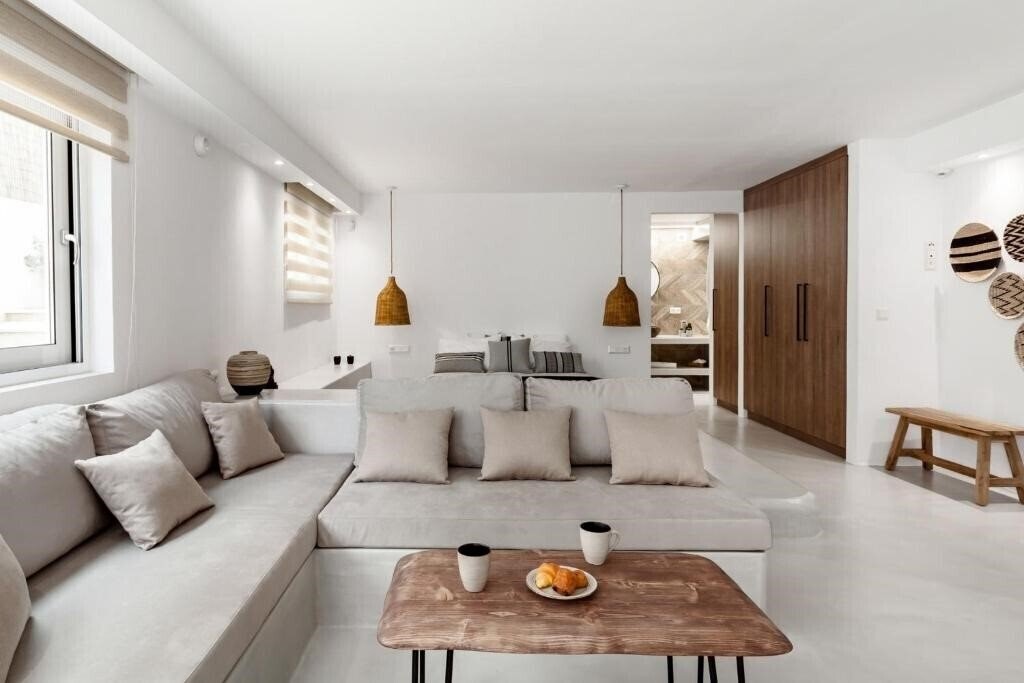 Готель Pebble Luxury Suite by The Sea 3*