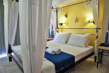 Готель Golden Bay Studios 3*