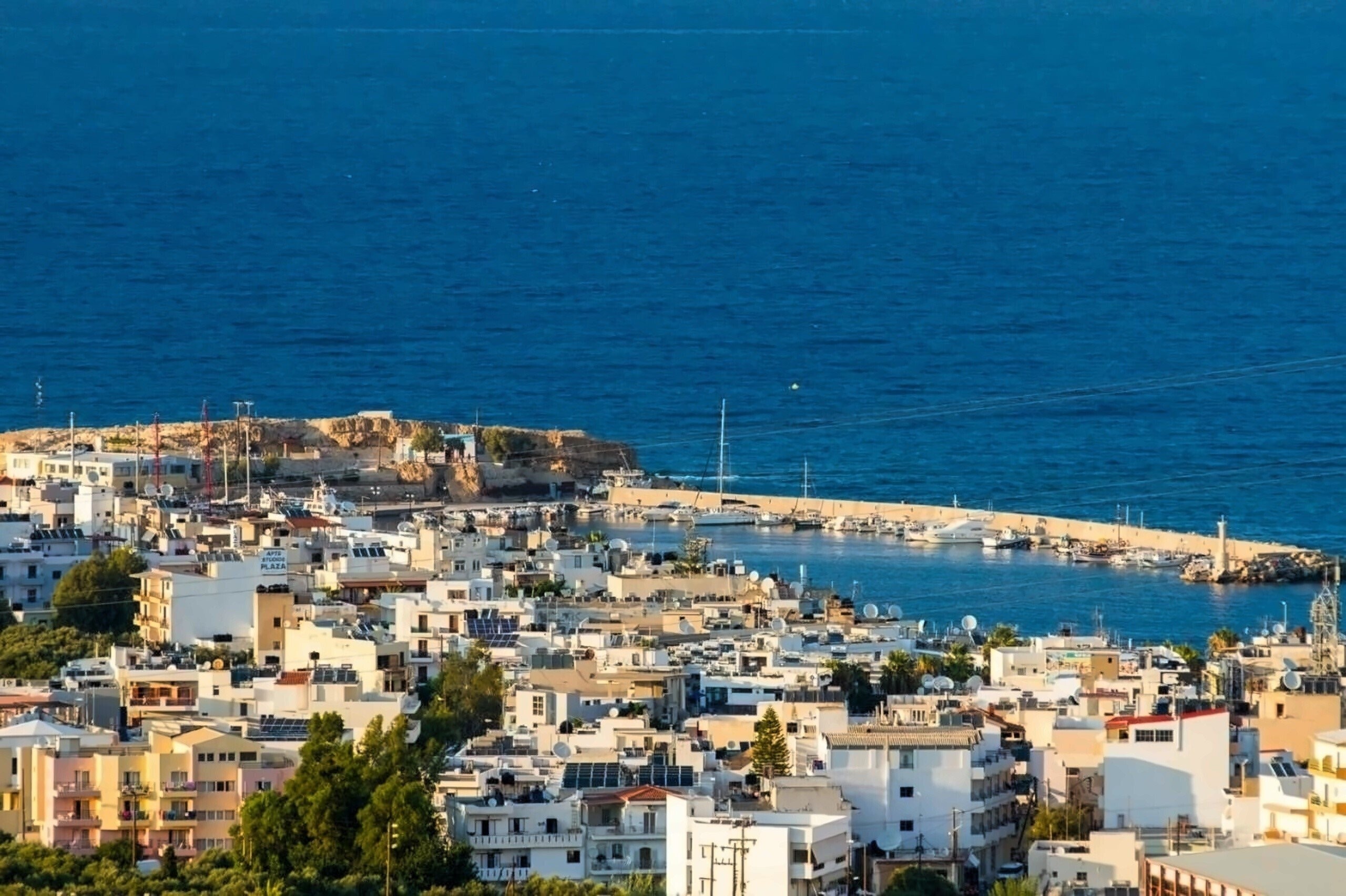 Готель Korifi Suites & Apartments 4*