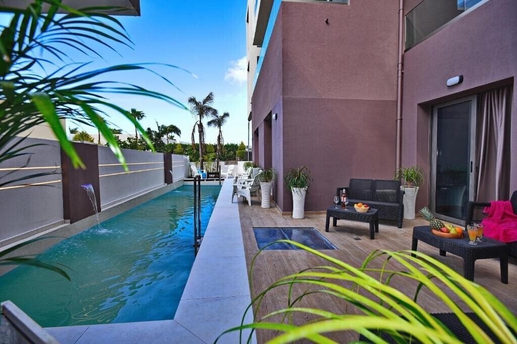 Готель Dionyssos Hotel 4*