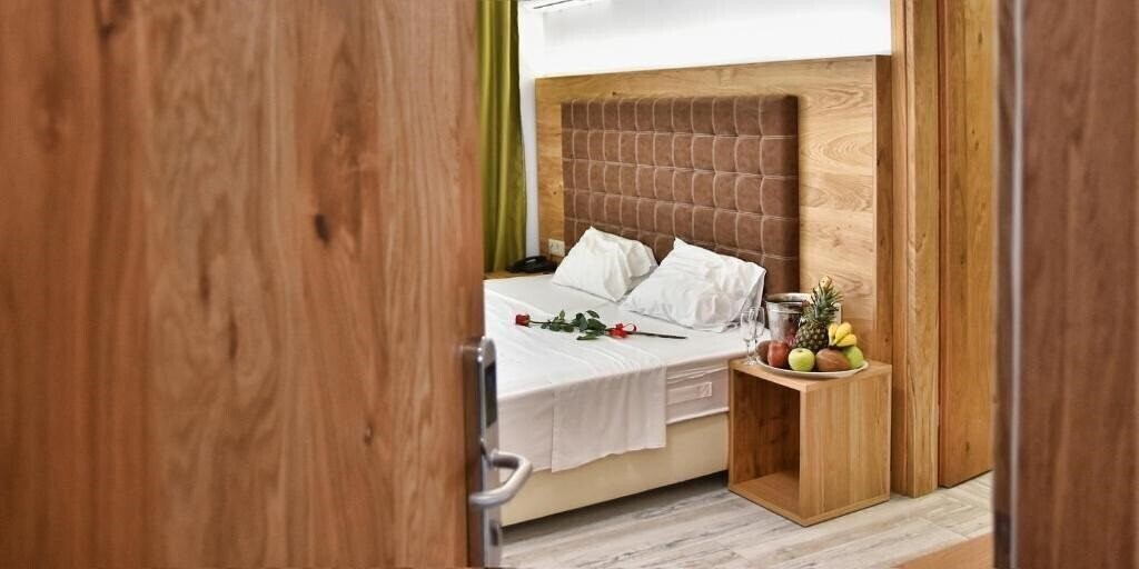 Отель Artemis Hotel Apartments 4*