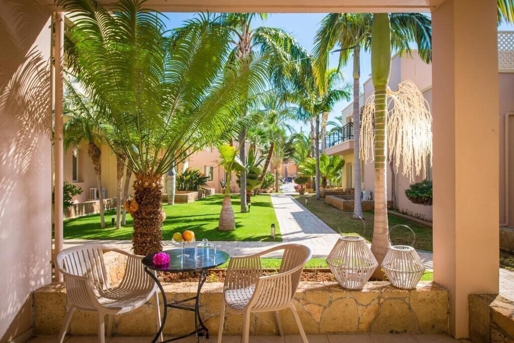 Отель Danaides Apartments 4*