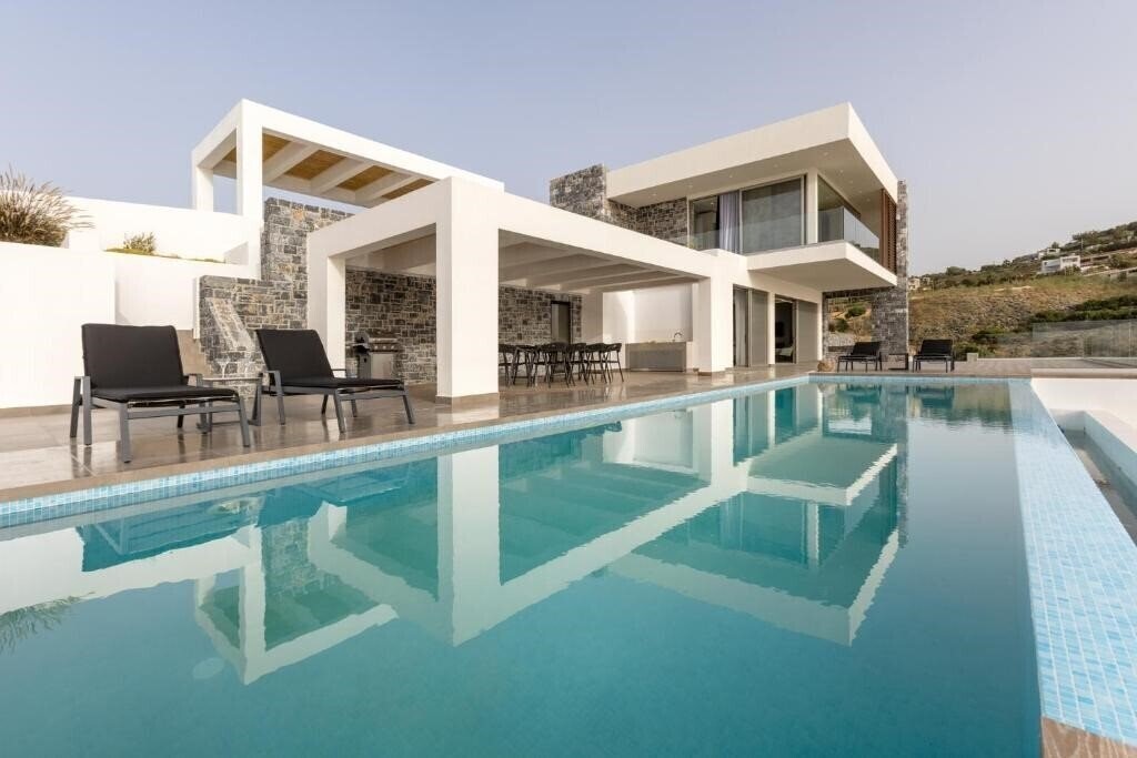 Отель Rock Bay Villas + 4*