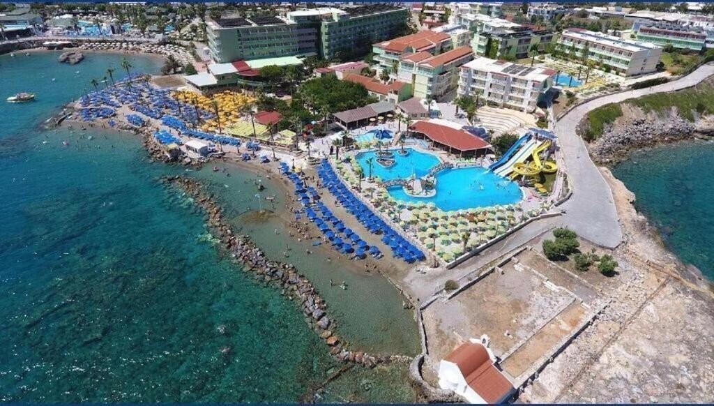 Готель Eri Beach & Village 4*