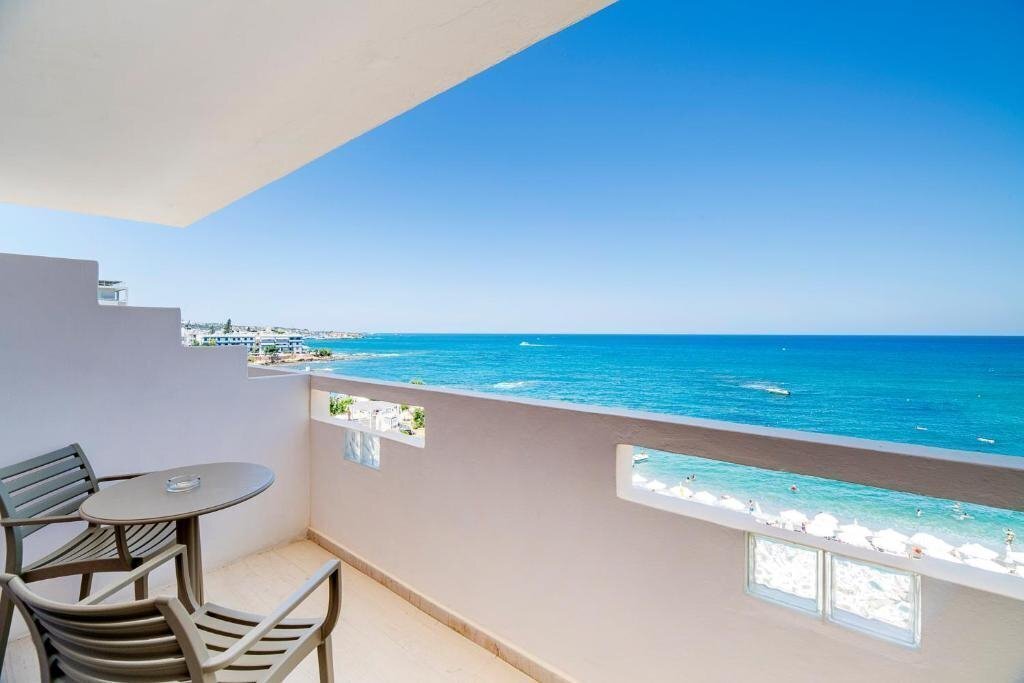 Отель Evelyn Beach 4*