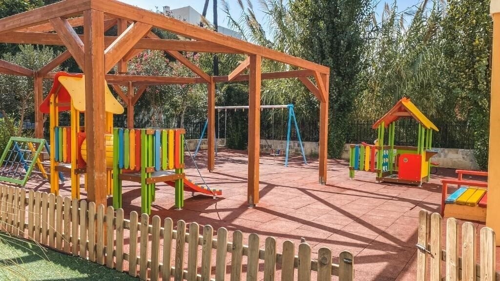 Фотографія Chrispy World Hotel & Bungalows 4*
