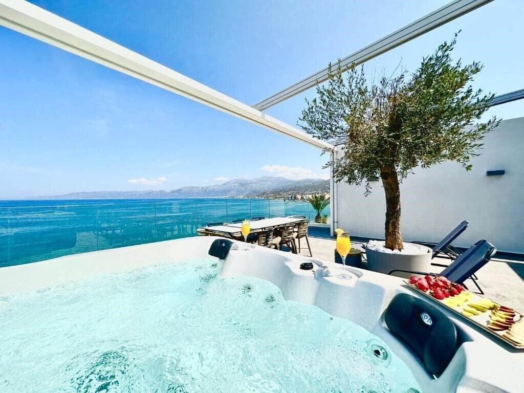 Отель Skipper Beachfront Suites 4*