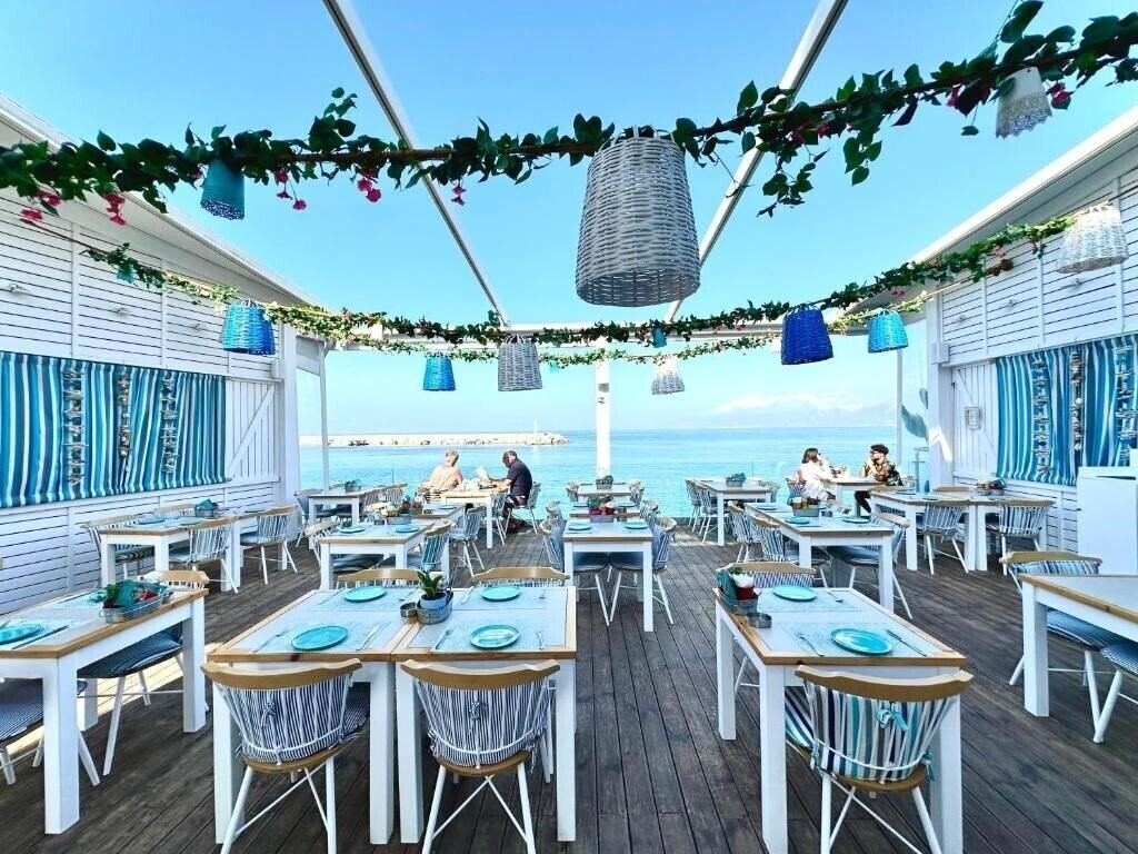 Фото Skipper Beachfront Suites 4*