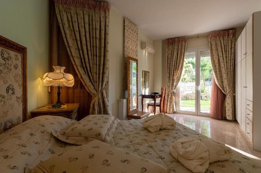 Фото Rafkos Hill Mansion 3*