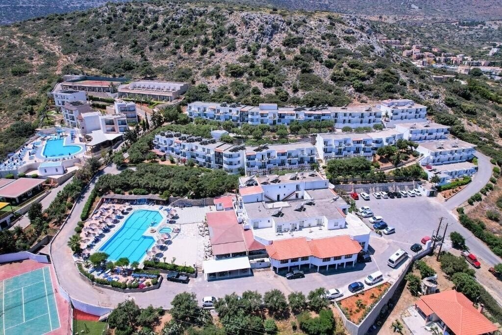 Готель Semiramis Poolside 3*