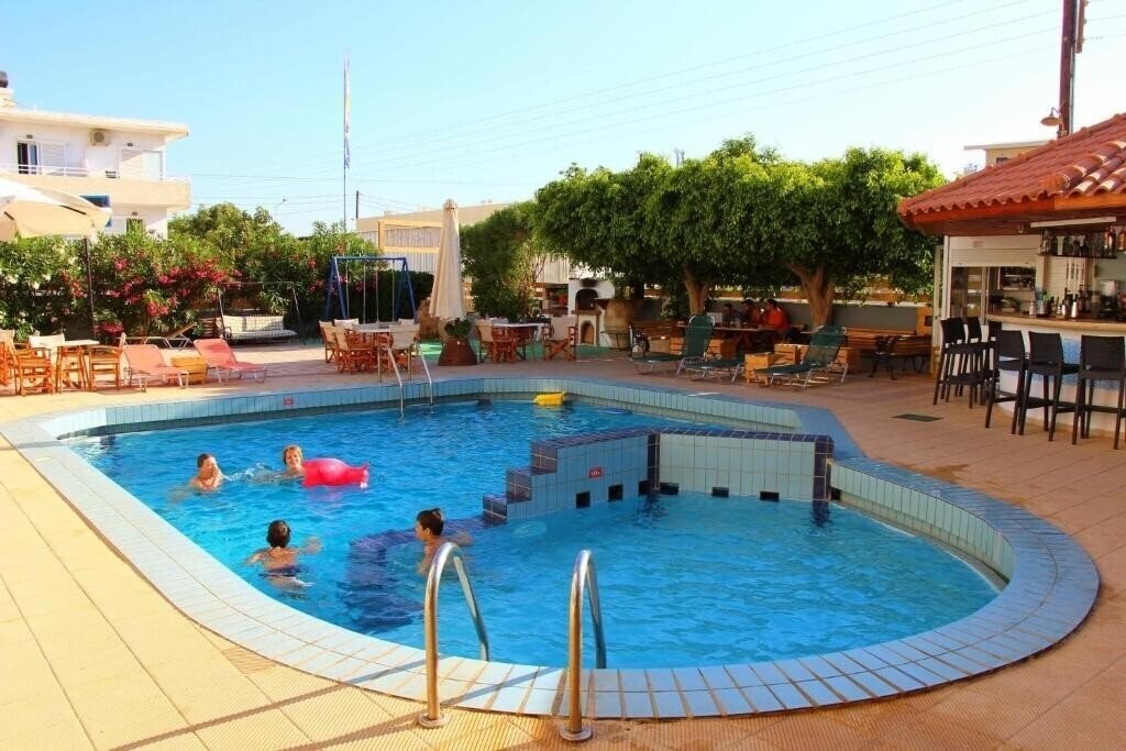 Отель Albatross Apartments 3*