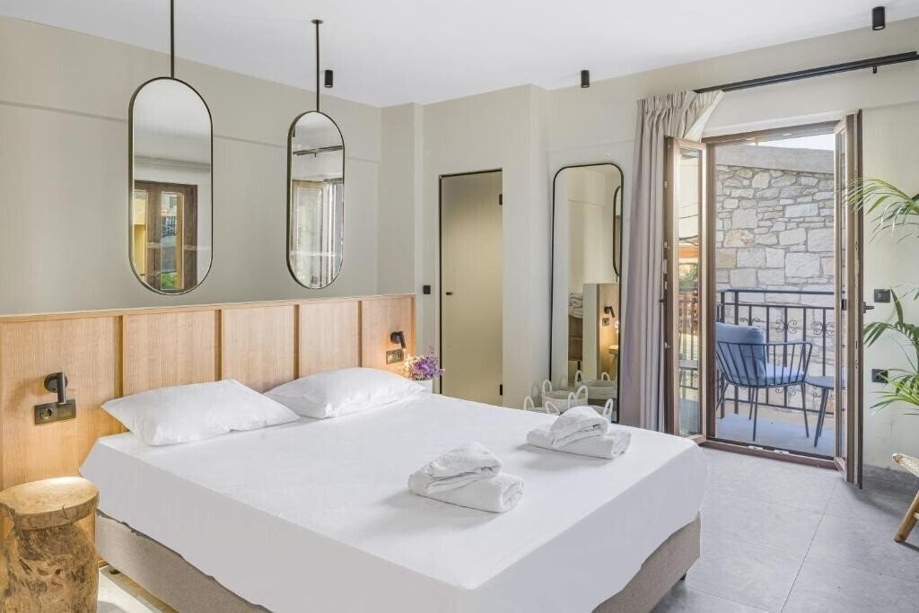 Отель Achatis Suites 3*