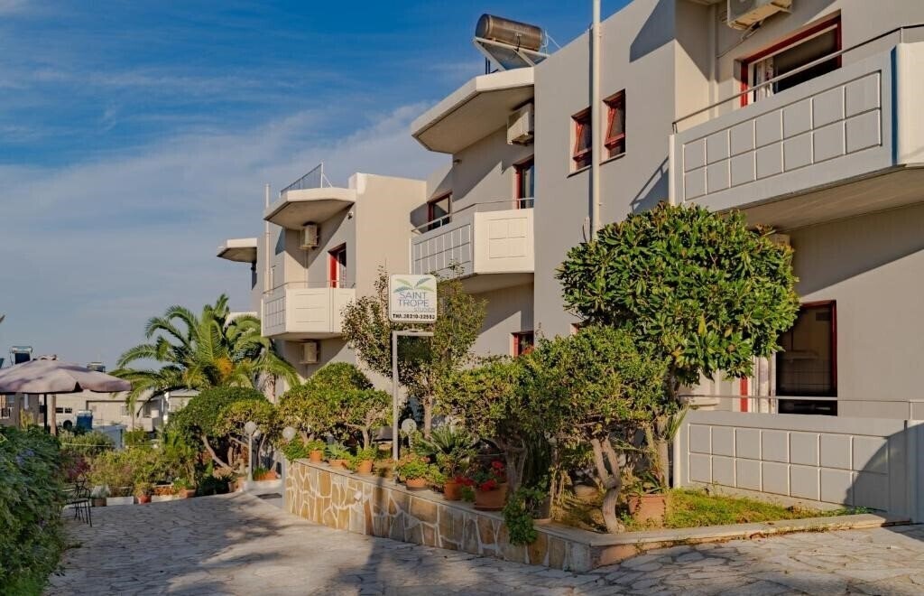 Отель Saint Tropez Studios 3*