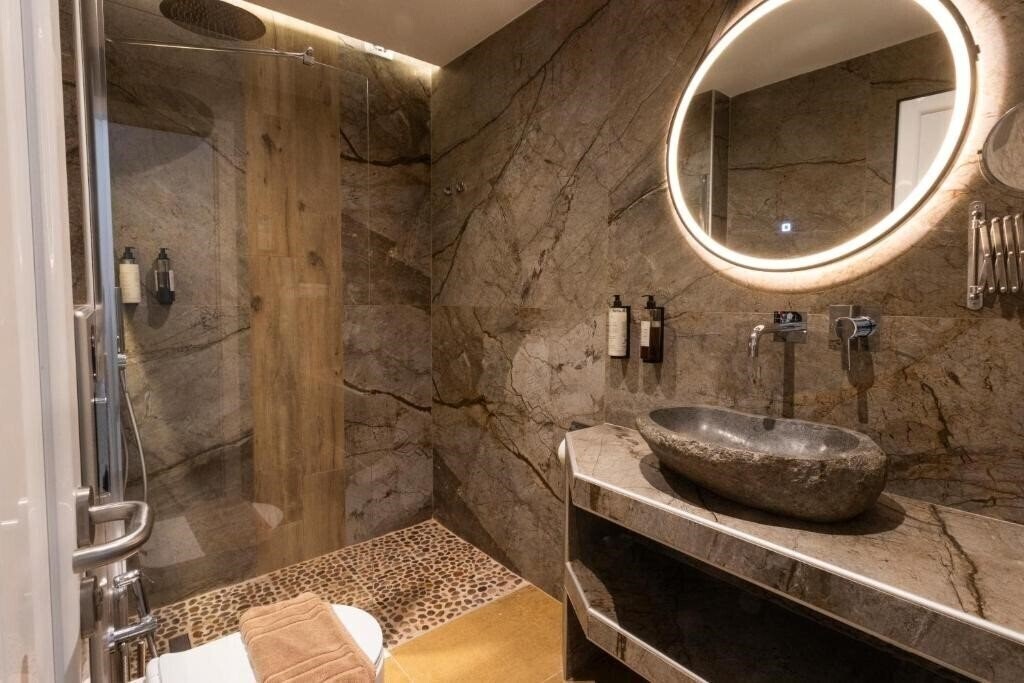 Фото Royal Hotel & Suites (ex. Royal Hotel) 4*
