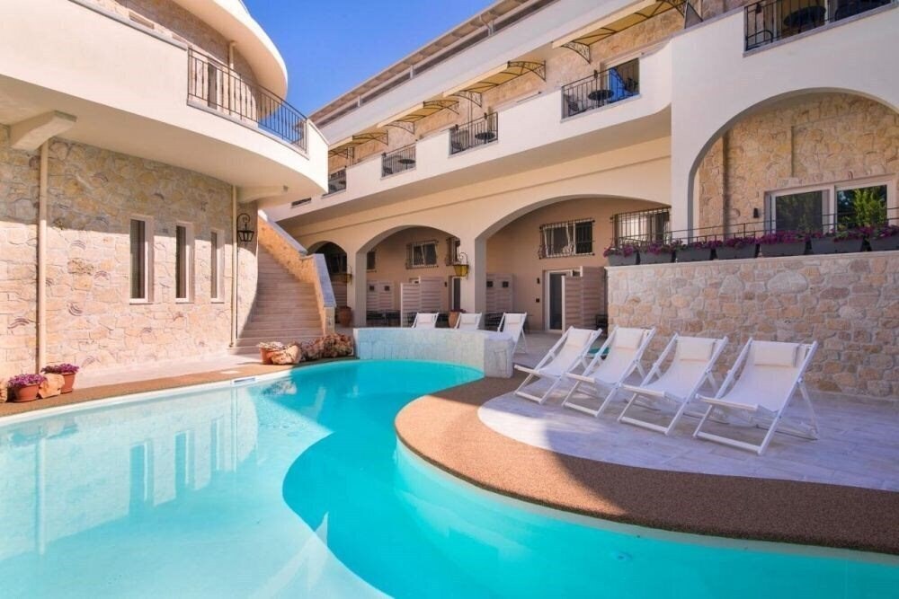 Готель Neikos Luxury Suites 3*