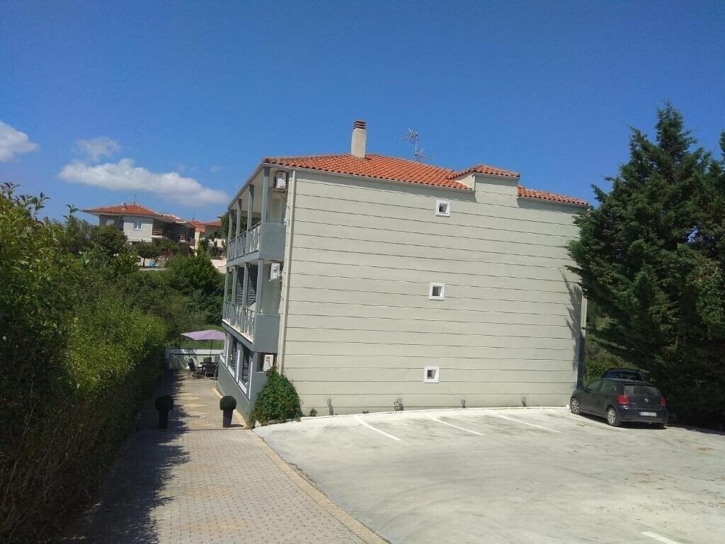 Отель Milos Apartments 2*