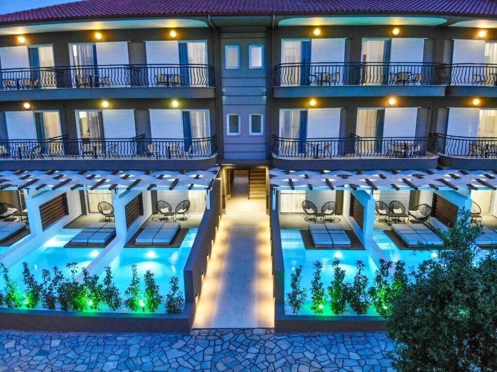 Отель Royal Hotel & Suites 4*