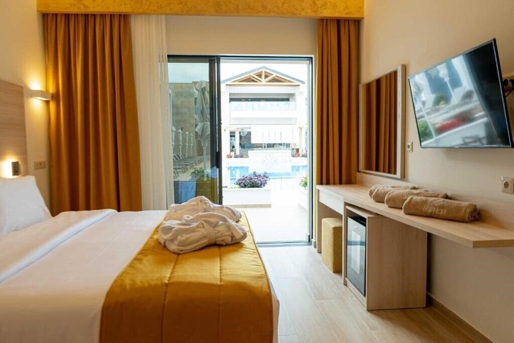 Фото Mirror Hotel 4*