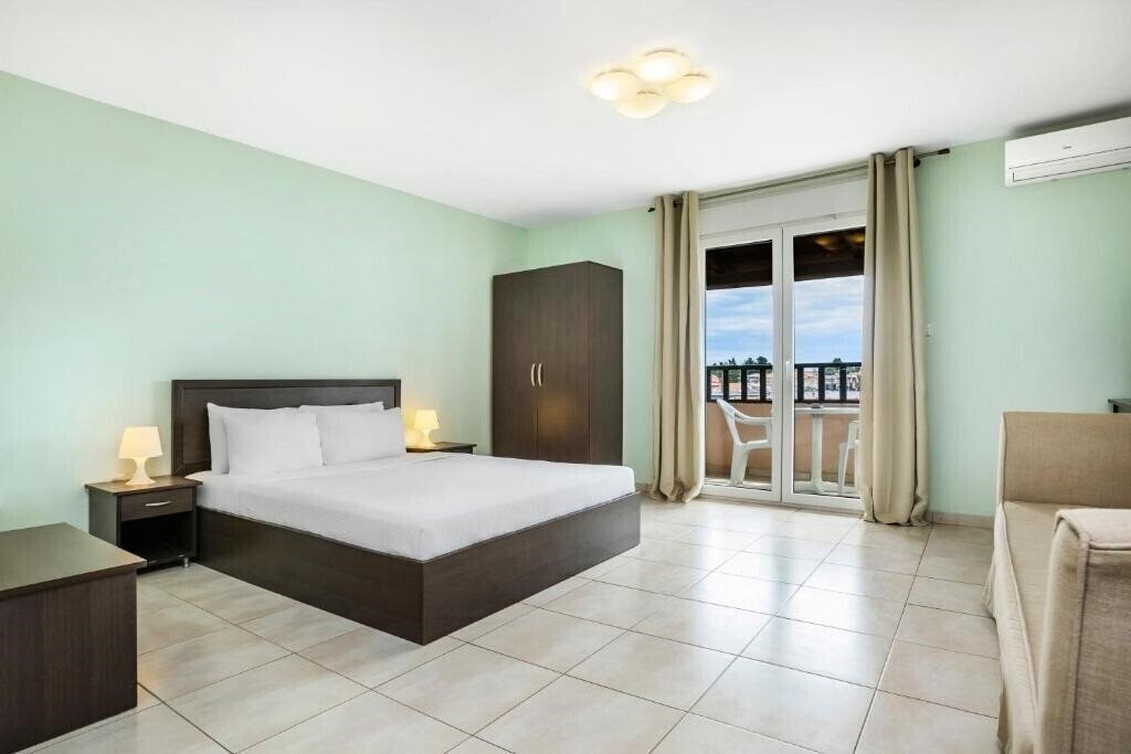 Фото Poseidon Hotel Pefkohori 2*